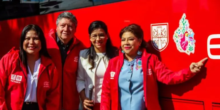 Clara Brugada entrega 26 nuevas unidades eléctricas de Metrobús