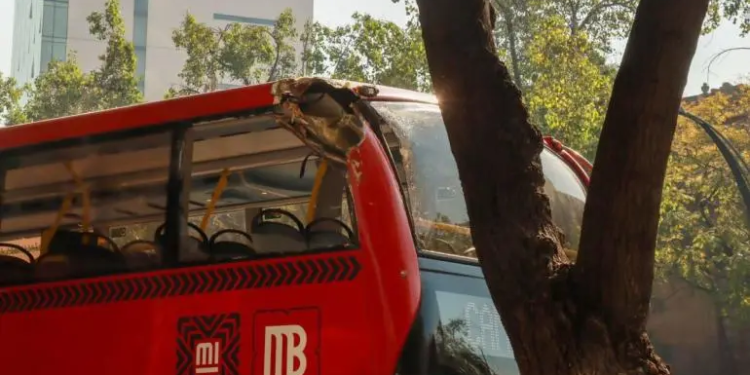 Choca Metrobús de Línea 7 contra un árbol en Paseo de la Reforma