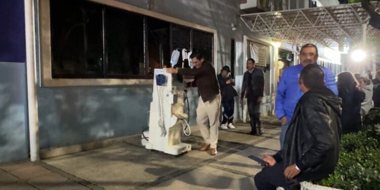 Desalojan a pacientes en la madrugada ante aviso de llegada de Cofepris