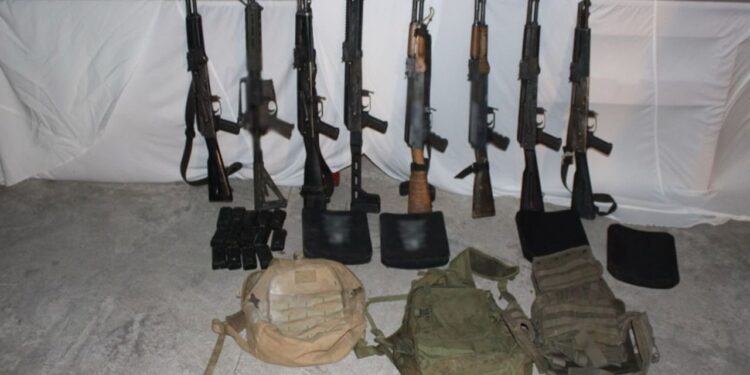 Detienen a cinco generadores de violencia en Mazatlán y liberan a dos hombres secuestrados