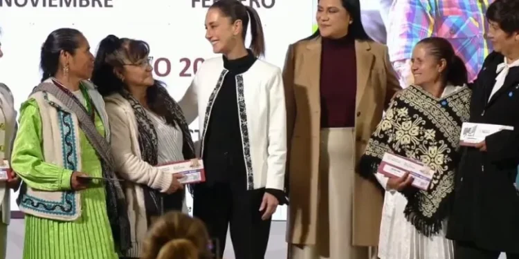 Pensión Mujeres Bienestar: Sheinbaum entrega primeras tarjetas; abrirán nuevo registro