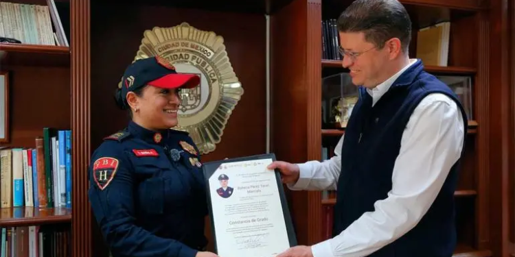 Recompensa SSC a mujer policía por salvar la vida de dos niñas en el Metro