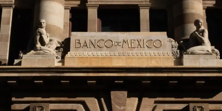 Banxico anticipa recortes más bruscos a la tasa de interés tras desinflación