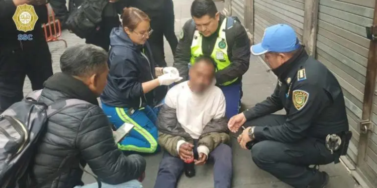 Policías evitaron que hombre se lesionara en calles del Centro Histórico