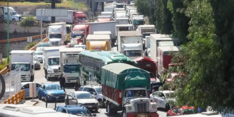 Transportistas cancelan bloqueos, pero marcharán hacia el Zócalo