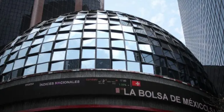 Empleado de la Bolsa Mexicana de Valores cae de una altura de 20 metros