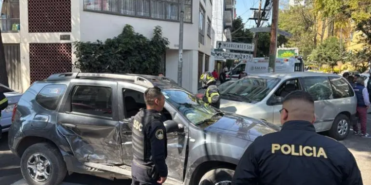 Atienden volcadura en colonia Acacias, Benito Juárez; se reportan heridos