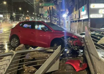 Automovilista se estrella contra entrada del Metro Salto del Agua