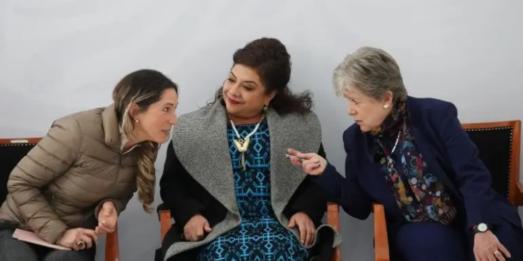 Firma Clara Brugada convenio de coordinación para proteger el Bosque de Agua