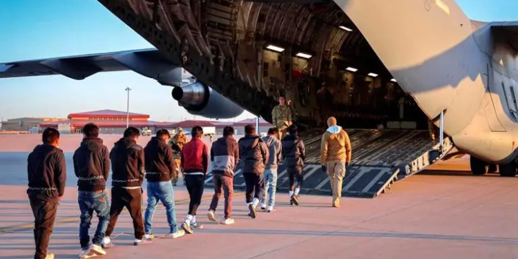 ‘Desautoriza’ Petro entrada a Colombia de aviones EU con deportados sin trato digno