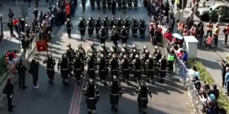 Bomberos desfilan en CDMX por sus 169 años de servicio