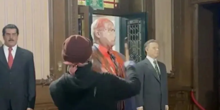 Propalestino destruye a martillazos la figura de Netanyahu del Museo de Cera de CDMX