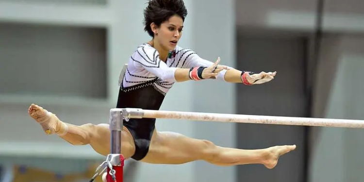 ‘Linchan’ en redes a gimnasta Elsa García por arrojar la bandera de México