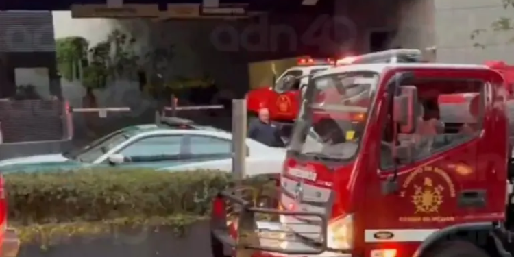 Explosión provoca incendio en conjunto habitacional en Lomas de Bezares