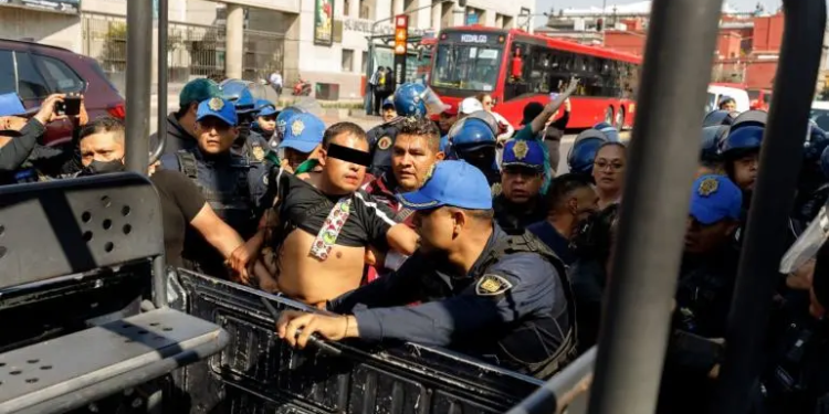 Golpes entre policías y ambulantes en Alameda Central