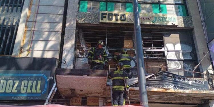 Incendio devora negocio sobre Arcos de Belén, en el Centro Histórico