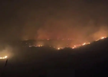Incendios en Tecate provocan cierre de carretera y evacuaciones