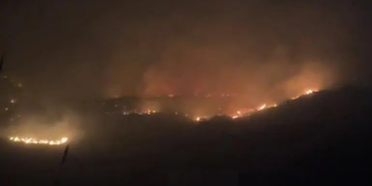 Incendios en Tecate provocan cierre de carretera y evacuaciones