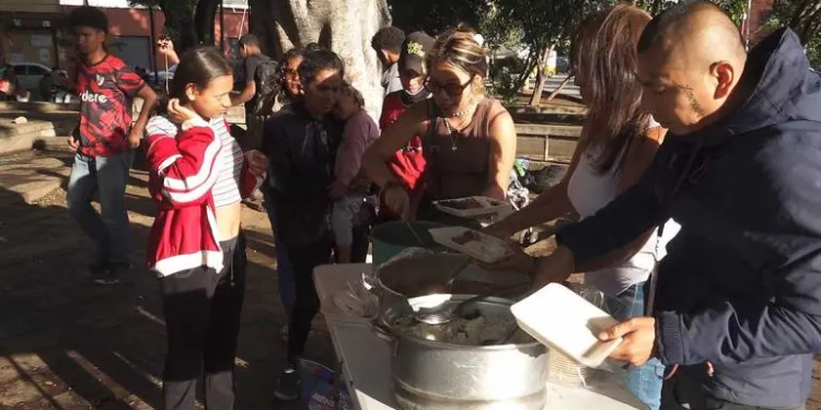 Pueblos indígenas tienden la mano a migrantes varados en Oaxaca