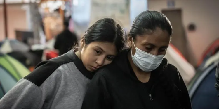 Cientos de migrantes en el limbo tras suspensión del CBP One