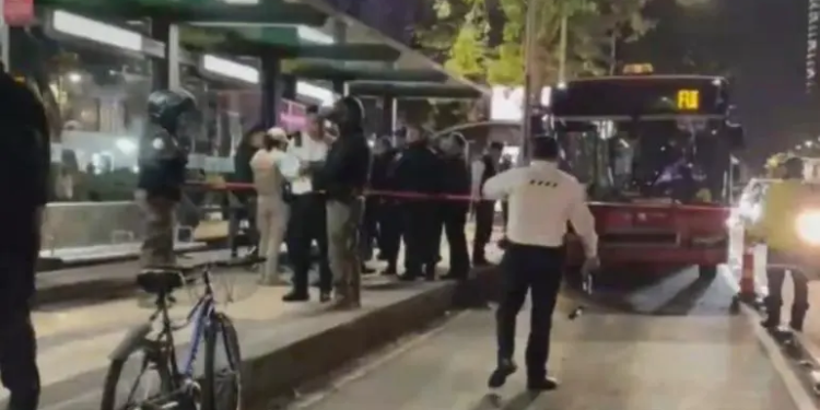 Pasajero muere en Metrobús, a la altura de la estación El Ángel