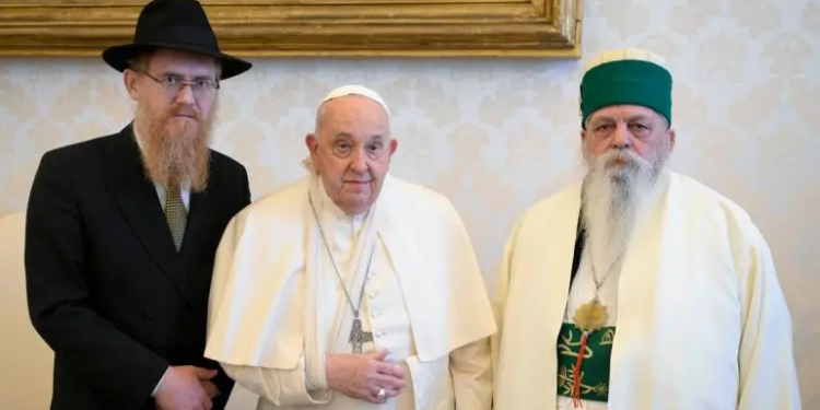Papa Francisco sufre caída y le inmovilizan brazo derecho