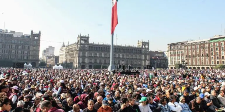 Con un Zócalo lleno inicia reparto de pensión a hombres de 60 a 64 años