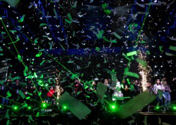 CELEBRAN MÁS DE 200 MIL PERSONAS LA LLEGADA DEL AÑO NUEVO EN LA DISCOTECA MÁS GRANDE DEL MUNDO CON POLYMARCHS EN PASEO DE LA REFORMA