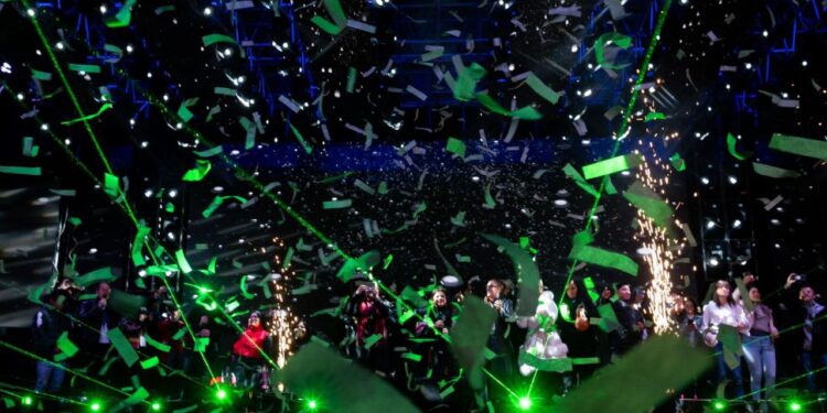 CELEBRAN MÁS DE 200 MIL PERSONAS LA LLEGADA DEL AÑO NUEVO EN LA DISCOTECA MÁS GRANDE DEL MUNDO CON POLYMARCHS EN PASEO DE LA REFORMA