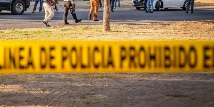 Privan de la libertad a exagente de la FGE de Sinaloa; viajaba con su hija de 7 años