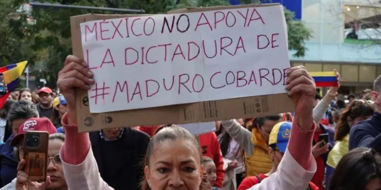 Venezolanos protestan en su embajada en México previo a investidura de Maduro