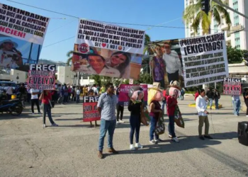 Protestan maestros y damnificados por huracanes durante visita de Sheinbaum a Acapulco