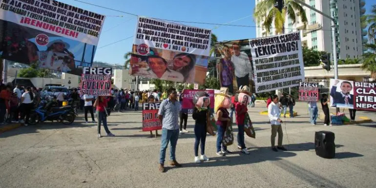 Protestan maestros y damnificados por huracanes durante visita de Sheinbaum a Acapulco