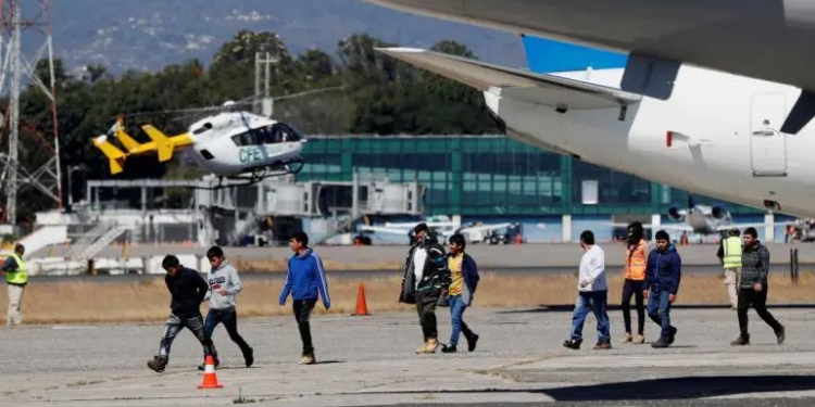 ‘Los aceptaremos con los brazos abiertos’: SRE tras supuesto rechazo de vuelo con deportados