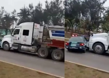 Tráiler impacta y arrastra patrulla de tránsito con oficiales dentro en Veracruz