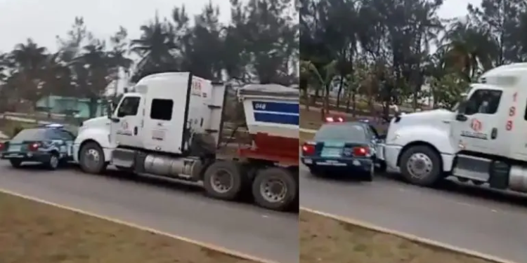 Tráiler impacta y arrastra patrulla de tránsito con oficiales dentro en Veracruz
