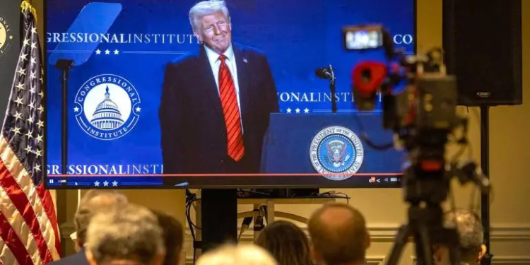 Presume Trump a republicanos los cientos de migrantes ‘criminales’ deportados