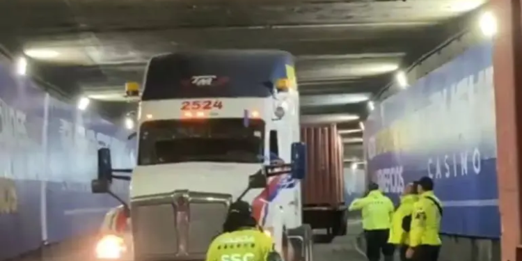 Tráiler queda atorado en bajo puente de Chapultepec