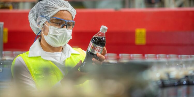 Industria Mexicana de Coca-Cola reconoce labor de millones de mexicanos; suma a la campaña «Hecho en México»
