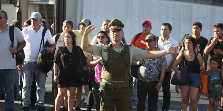 Decretan estado de excepción y toque de queda en Chile por apagón general