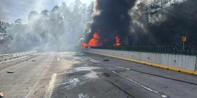 Accidente en la México-Puebla deja autos en llamas y cierran circulación