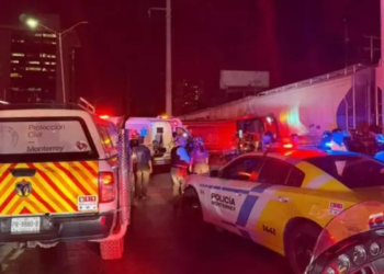 Choque entre tren y autobús en Monterrey deja un muerto y 25 heridos