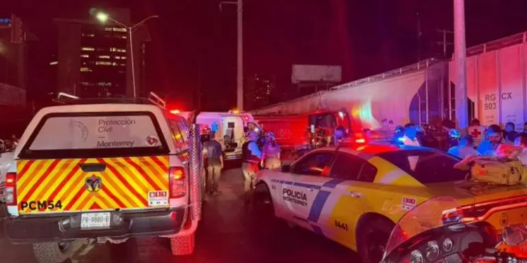 Choque entre tren y autobús en Monterrey deja un muerto y 25 heridos