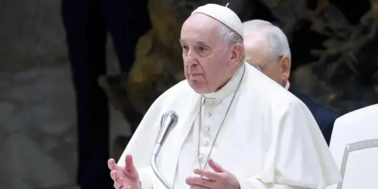 El papa sufre neumonía bilateral y su salud es compleja, dice el Vaticano