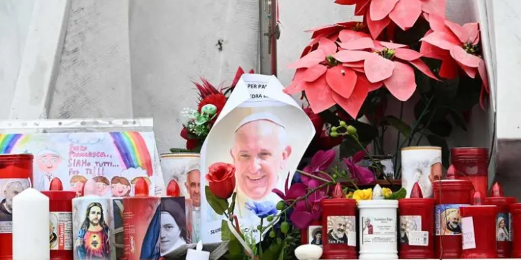 Plegarias, veladoras y globos por la salud del papa Francisco