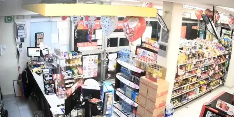 Policía abate a ladrón que rompió cristal para asaltar Oxxo