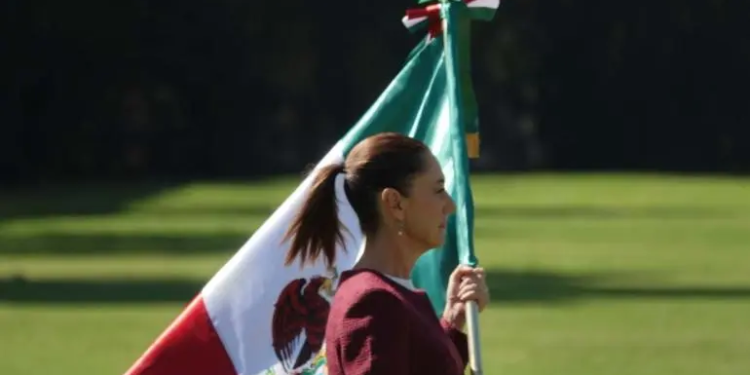 Sheinbaum reivindica la soberanía y a los migrantes en el Día de la Bandera