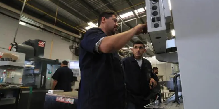 Tasa de desempleo crece al 2.7% en enero, revela el Inegi