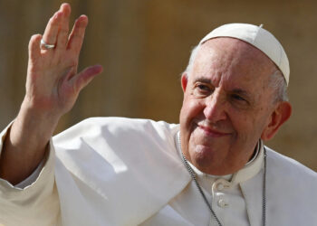 Papa Francisco regresa al Vaticano, pero permanece fuera de la vista del público