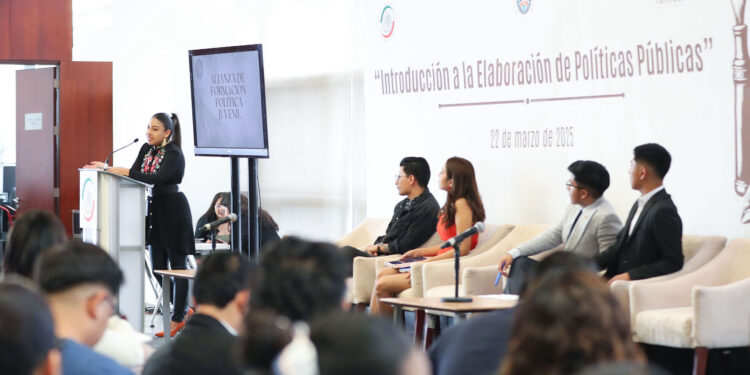 Capacitan en el Senado a jóvenes en la elaboración de políticas públicas